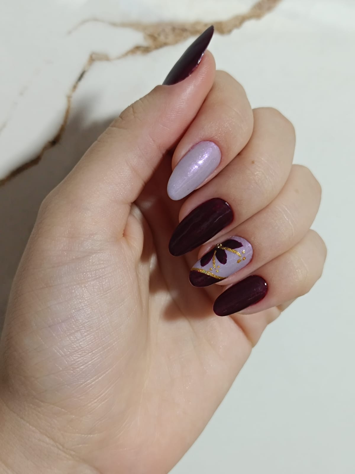 Nail art floral em rosa com folha dourada