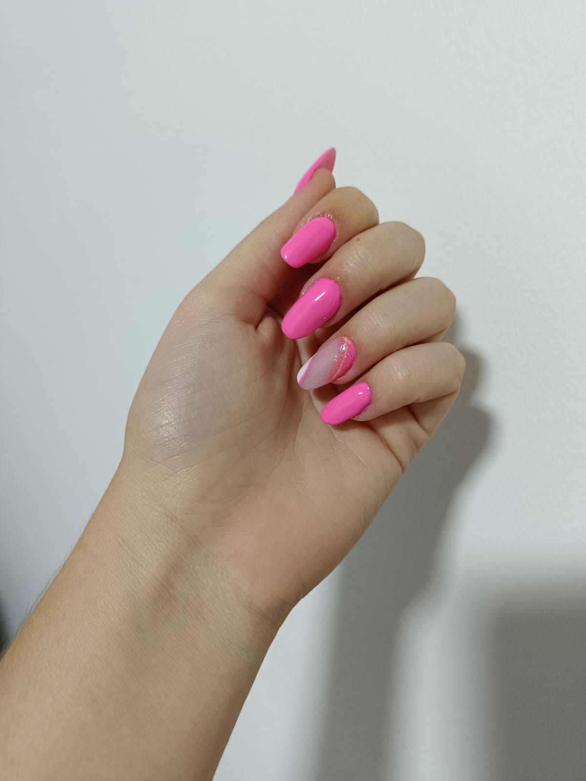 Unhas holográficas com glitter e pedras