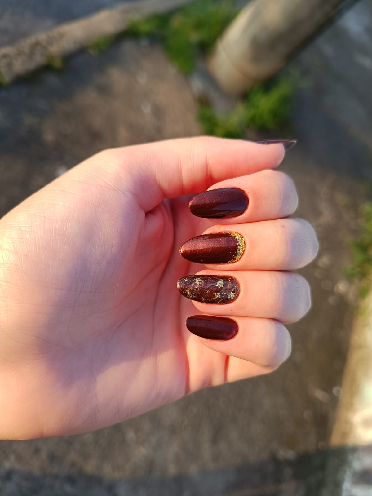  Manicure minimalista nude com art deco dourado